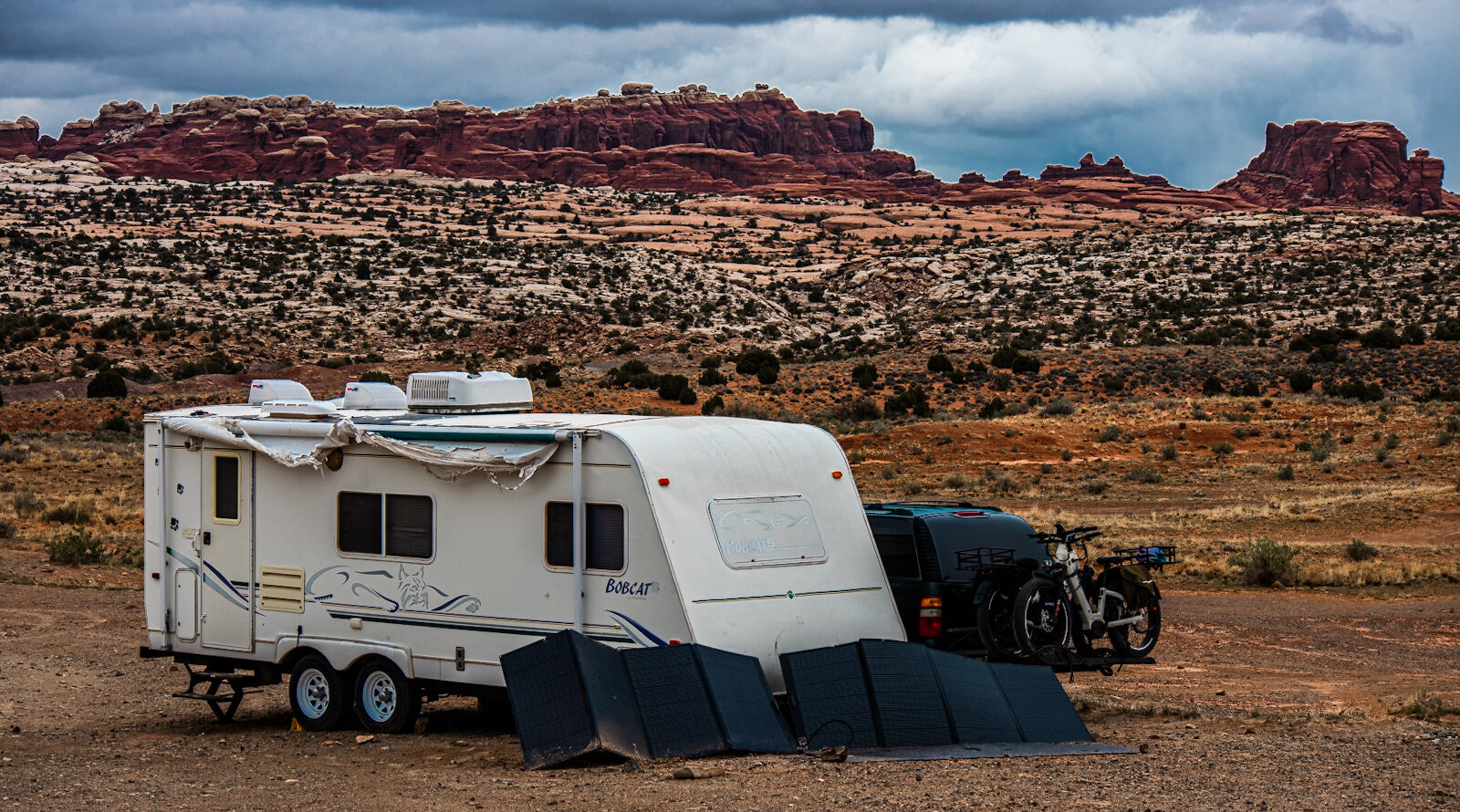 Generate single title from this title Lessons Learned Living Off-Grid For A Week in Moab in 70 -100 characters. And it must return only title i dont want any extra information or introductory text with title e.g: " Here is a single title:"